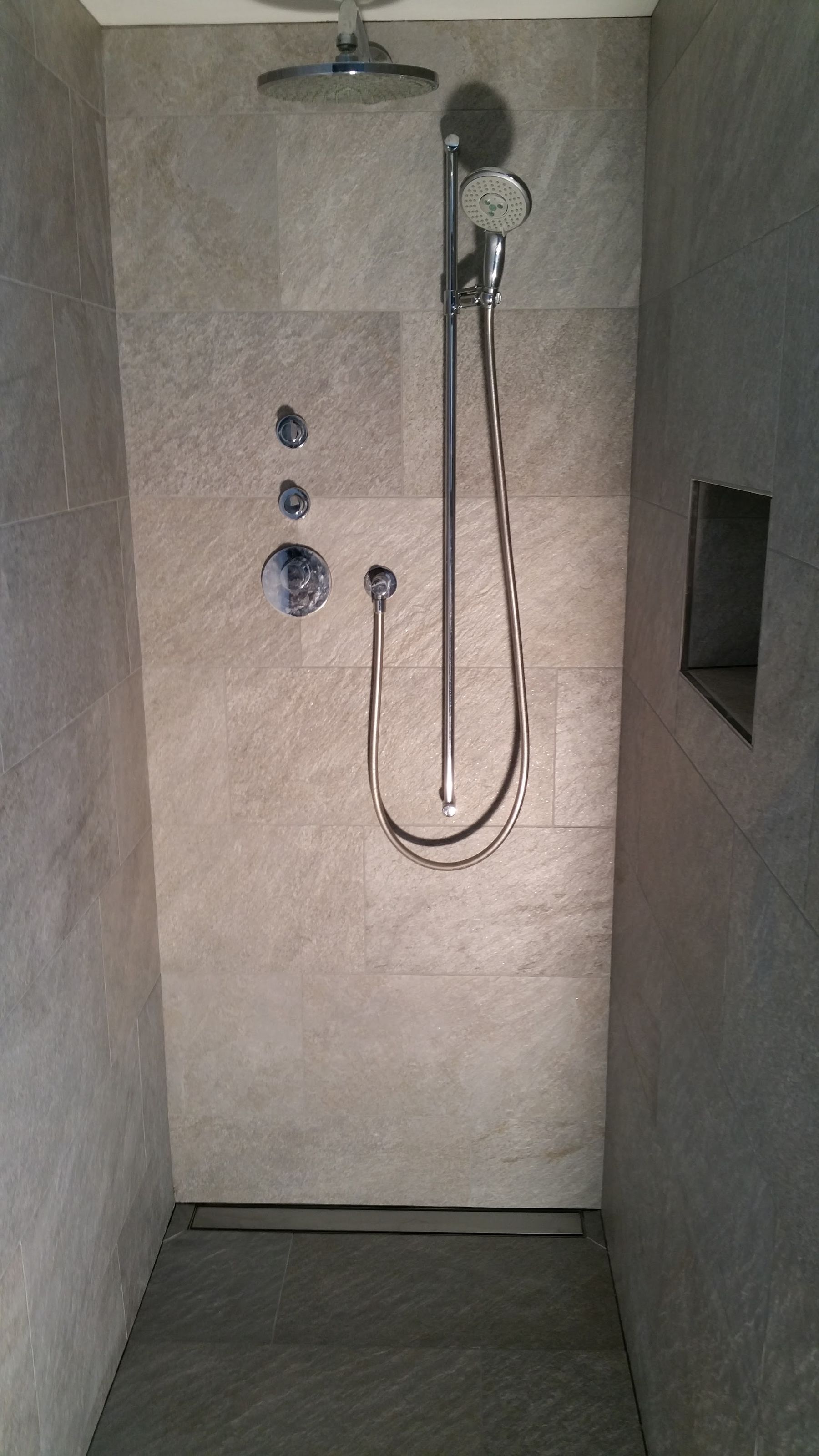 Dusche mit Natursteinplatten