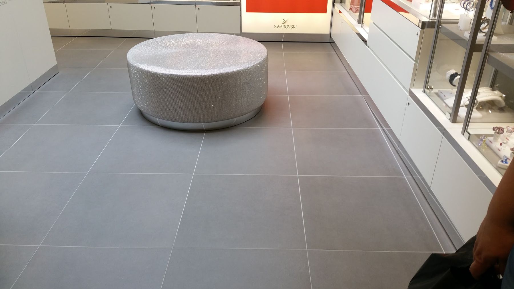 Grosse graue Bodenplatten in einem Ladenlokal