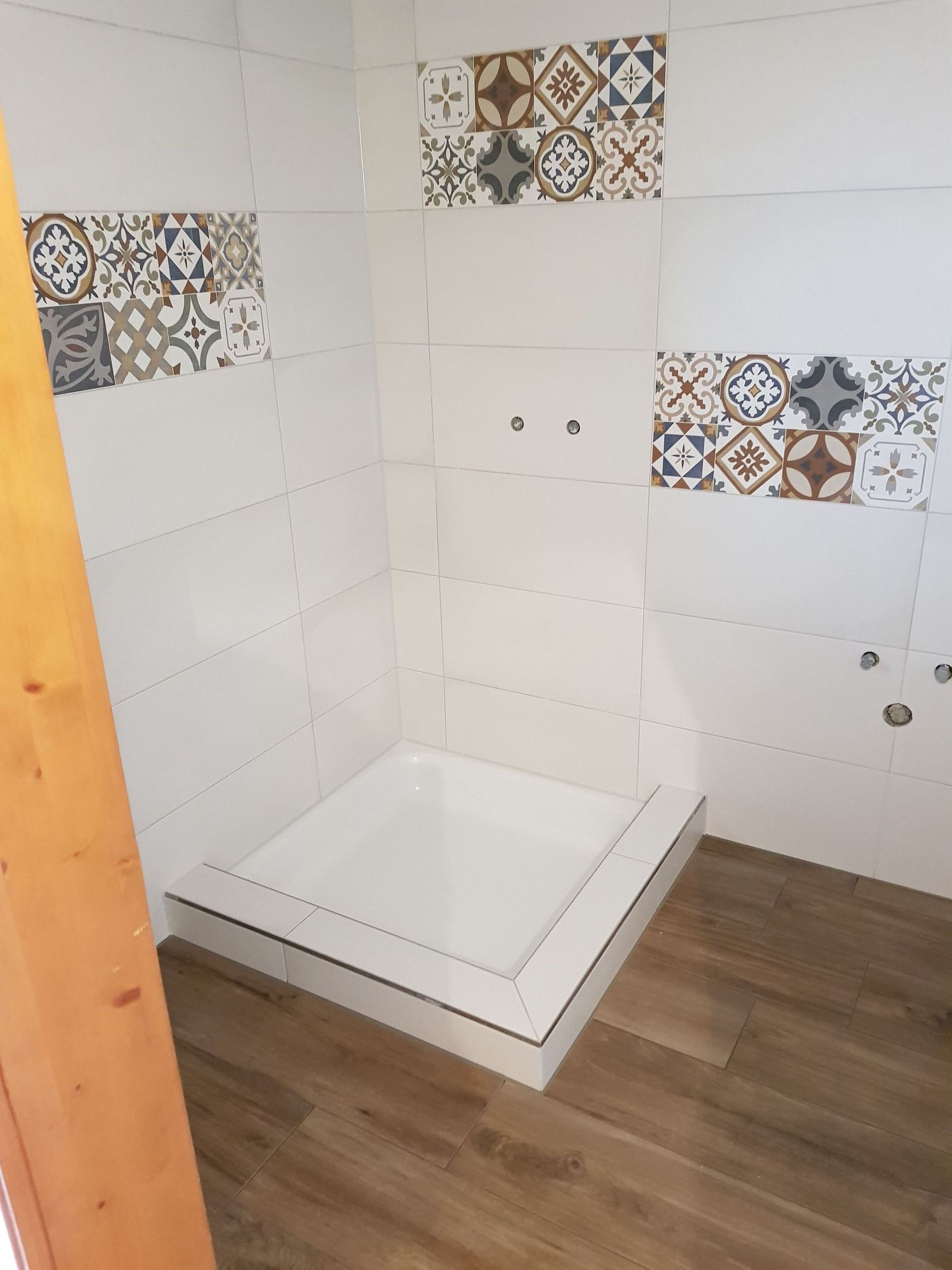 Begehbare Dusche mit Wandfliesen im Muster